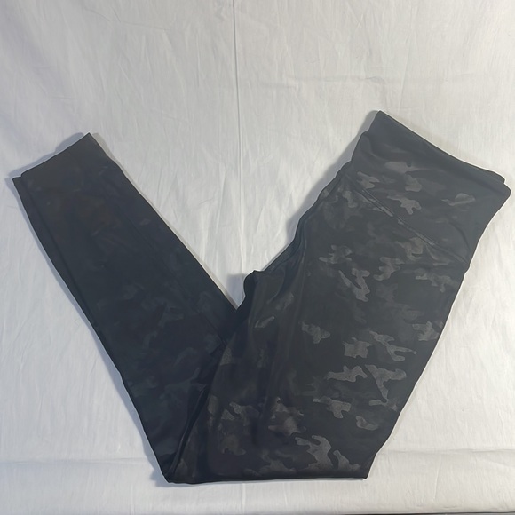 Spanx Faux Leather Camo Leggings in Matte Black Camo XL Shapewear - Picture 2 of 10